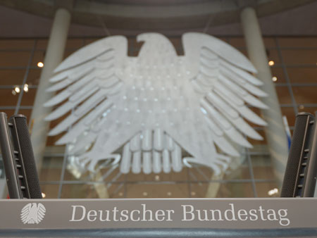 Das Pult des Plenarsaals im Bundestag