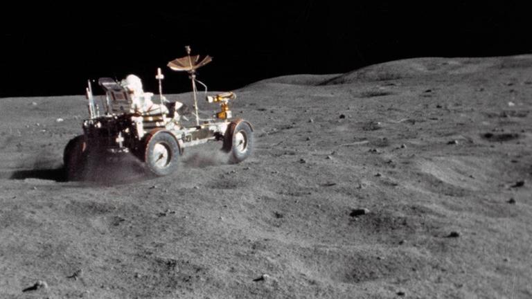 Astronaut im Fahrzeug auf dem Mond | NASA
