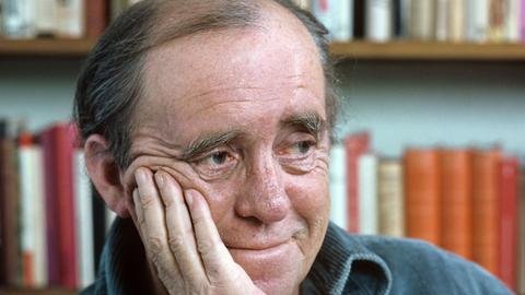 Der Schriftsteller Heinrich Böll in seiner Wohnung in Köln, Dezember 1977. Böll gehörte zu den bedeutendsten deutschen Autoren der Nachkriegszeit. Im Jahr 1972 erhielt er den Literatur-Nobelpreis.