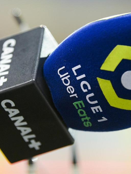 Das Foto zeigt ein Mikrofon von Canal+ mit der Aufschrift "Ligue1 Uber Eats"