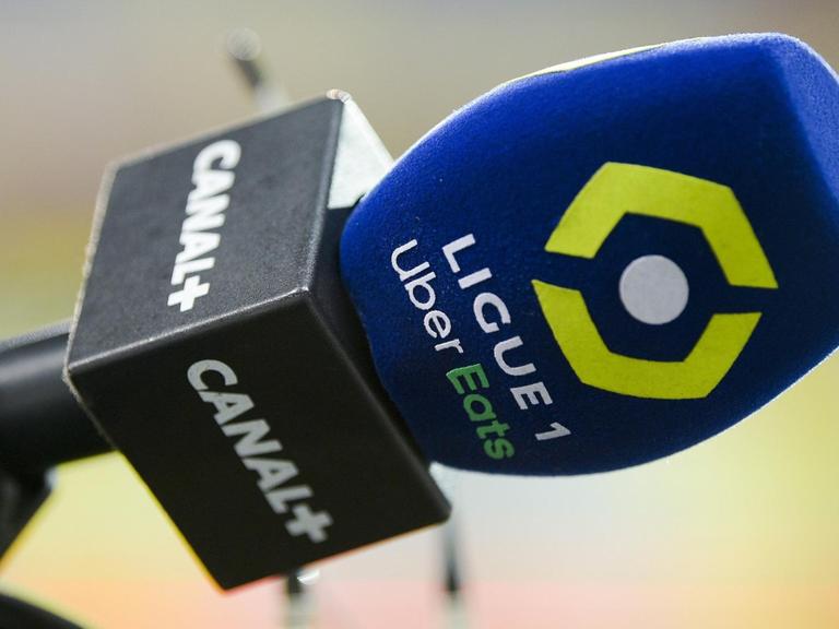 Das Foto zeigt ein Mikrofon von Canal+ mit der Aufschrift "Ligue1 Uber Eats"