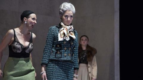 Franziska Gottwald (Damira), Shahar Lavi (Rustena), im Hintergrund: Francesca Lombardi Mazzulli (Rosane)