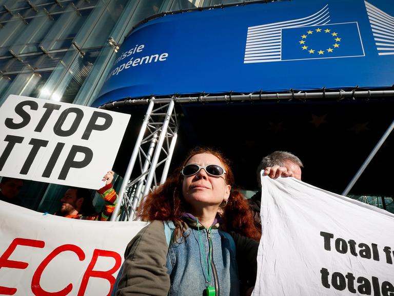 Aktivisten protestieren in Brüssel gegen das geplante Freihandelsabkommen.