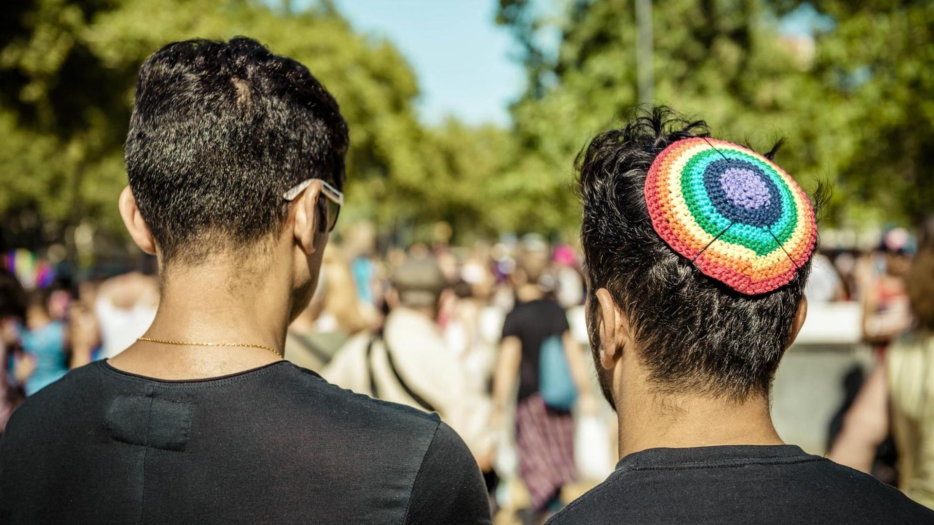 Mitglieder der LGBT mit einer Kippa in Regenbogenfarben