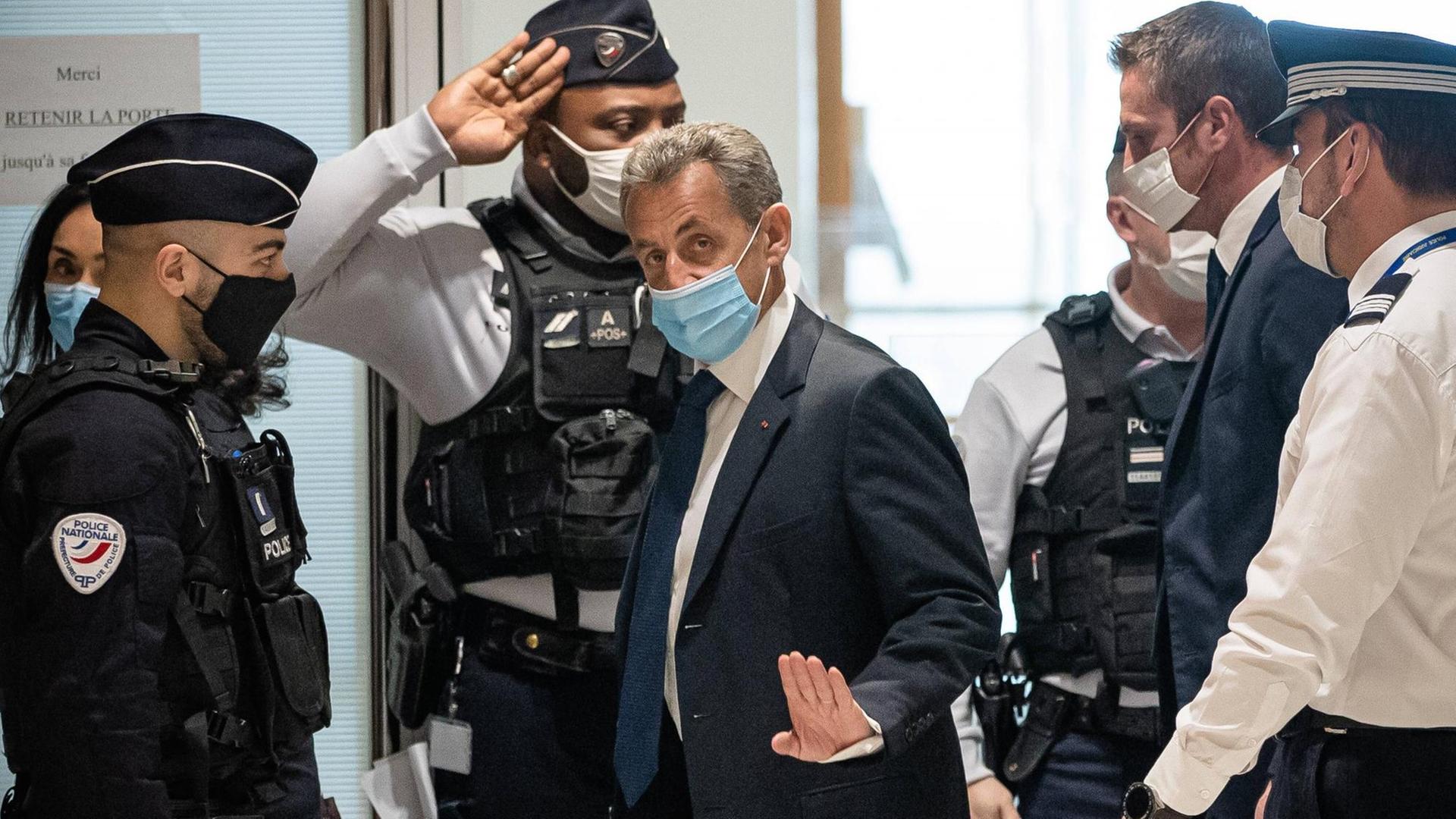 Der ehemaliger französische Präsident Nicolas Sarkozy ist bei einem Prozess in Paris.