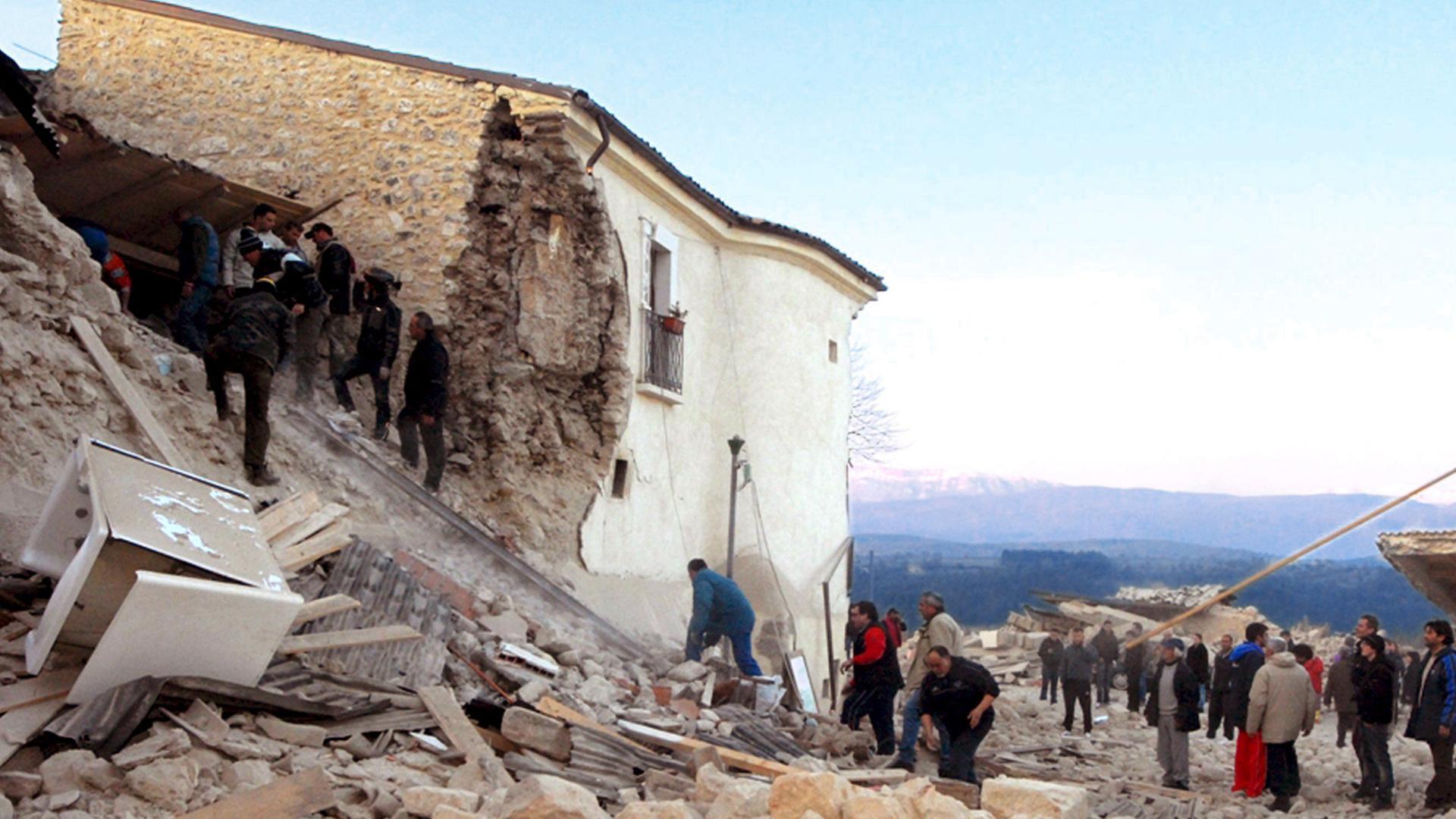 Ein eingestürztes Haus nach dem Erdbeben in l´Aquila, Italien, 2009.
