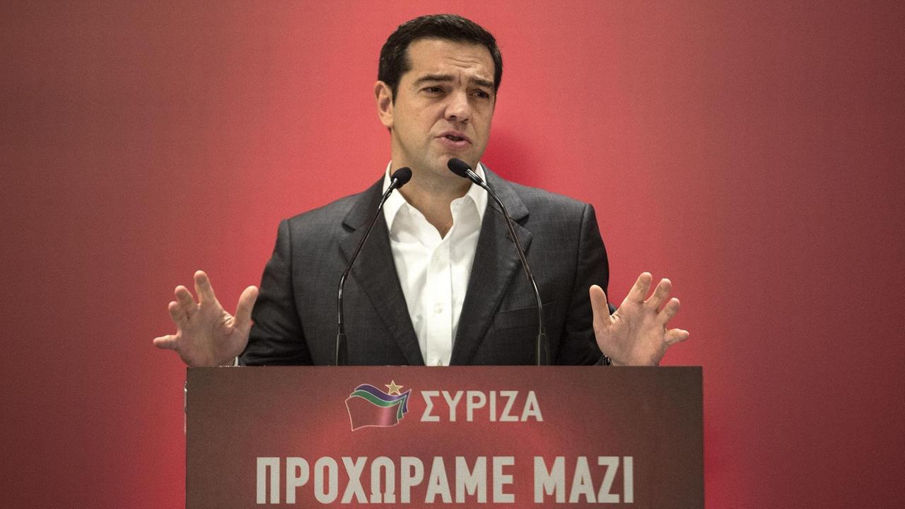 Der griechische Ministerpräsident Alexis Tsipras steht hinter einem Rednerpult. 