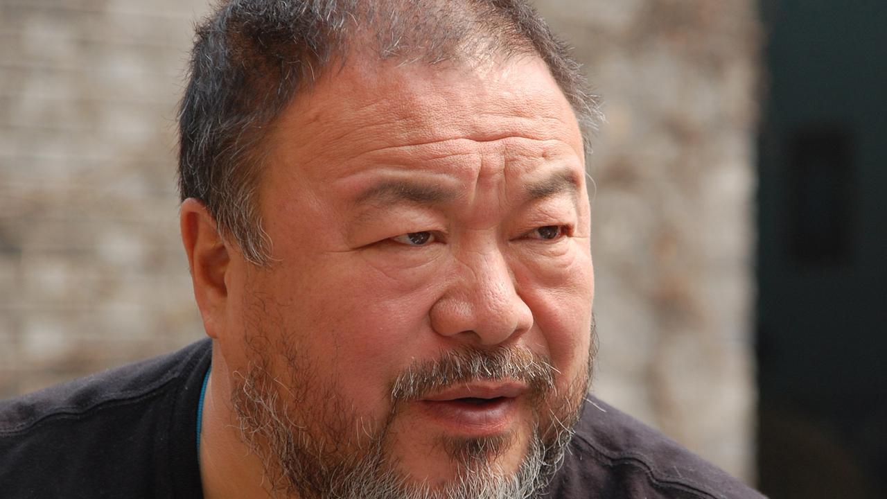 Der chinesische Künstler Ai Weiwei gibt am 25.03.2014 ein Interview in seinem Pekinger Studio.
