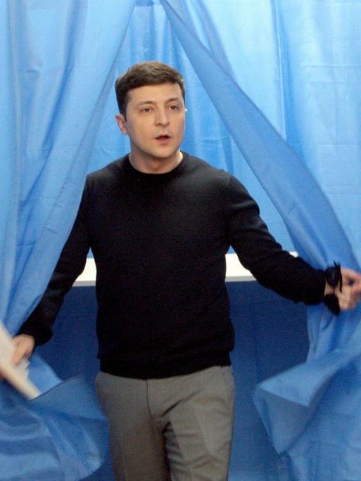 Der Schauspieler und Präsidentschaftskandidat Wolodymyr Selenskij bei seiner Stimmabgabe zur Präsidentschaftswahl in der Ukraine.