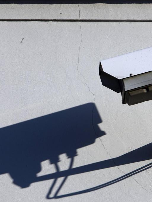 Videokamera, zur Überwachung, an einem Gebäude.