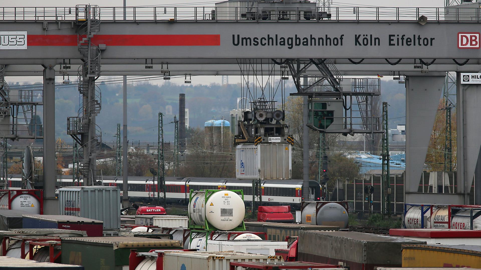 Container werden am 23.11.2012 in Köln (Nordrhein-Westfalen) auf dem Umschlagterminal Köln Eifeltor vom LKW auf die Bahn und umgekehrt verladen.