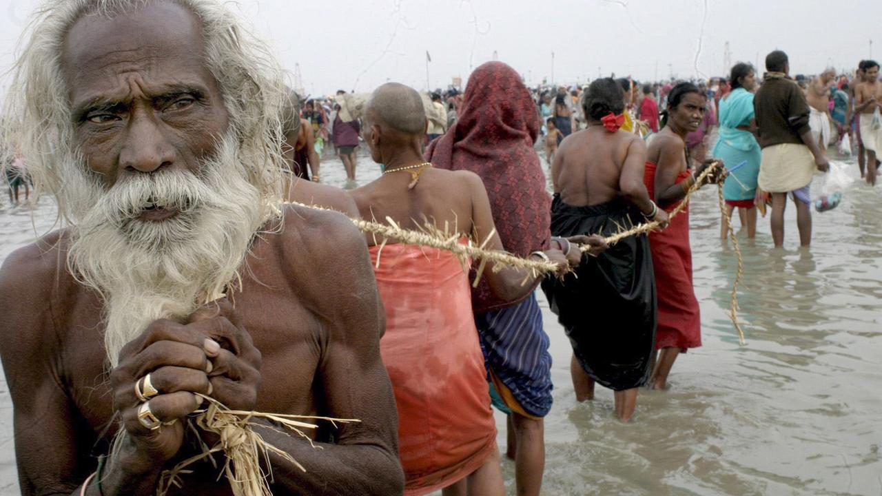 Hinduistische Pilger während eines heiligen Bads in Ganga Sagar, 160 km südlich von Kalkutta (2007).