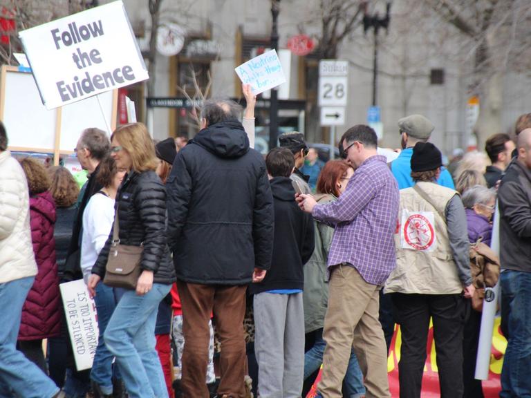 Wissenschaftler demonstrieren am 19.02.2017 in Boston, USA, gegen die Trump-Regierung und für die Anerkennung der Bedeutung der Wissenschaft