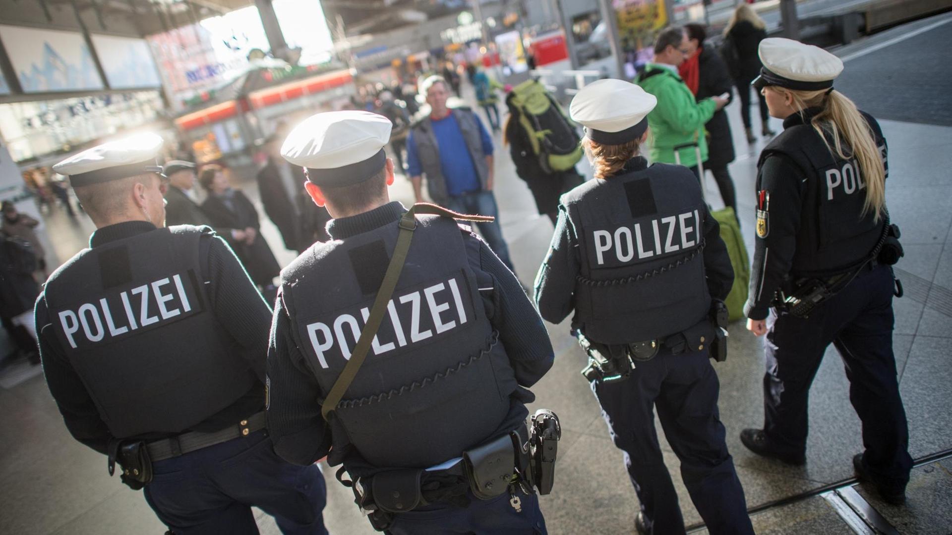 Bundespolizisten gehen Streife im Hauptbahnhof München am 18.11.2015.