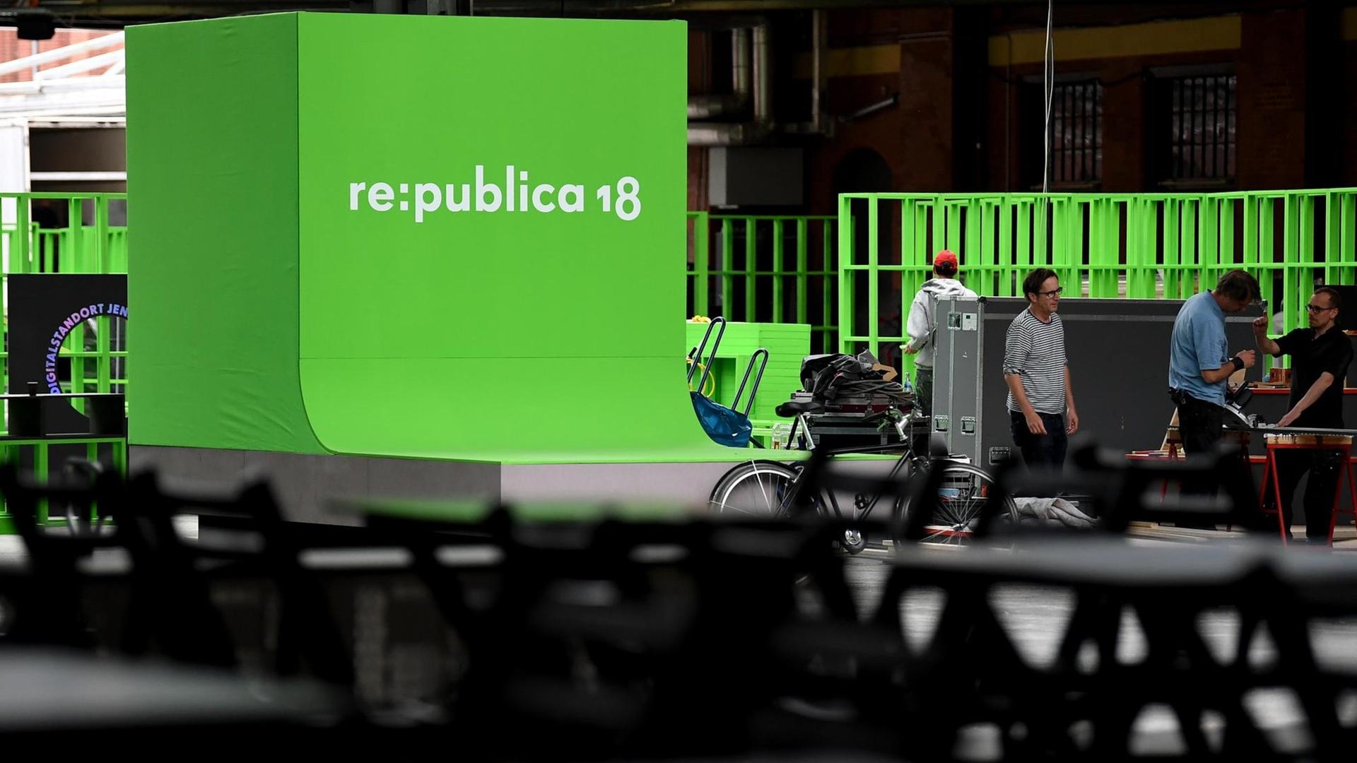 Aufbauarbeiten für die Vorbereitungen für die Re:publica 2018.
