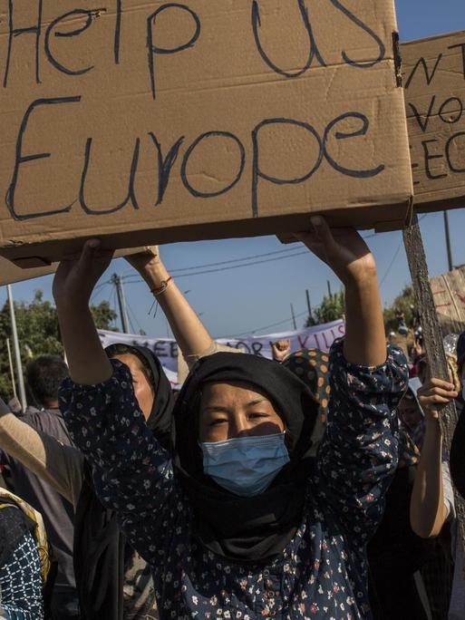Eine Frau hält einen Karton mit der Aufschrift: "Hilf uns Europa" während eines Protestes nach den Nachrichten über die Schaffung eines neuen provisorischen Flüchtlingslagers auf der Insel Lesbos hoch.
