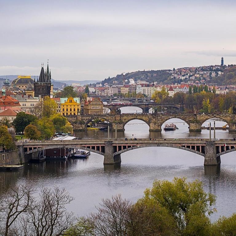 Blick auf die Karlsbruecke, die Moldau und auf Teile der Prager Altstadt.