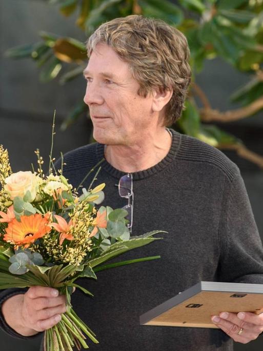 Preisverleihung auf der Leipziger Buchmesse am 21.3.2019: Der Preisträger in der Kategorie Sachbuch Harald Jähnermit einem Blumenstrauß.