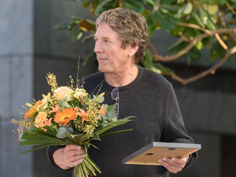 Preisverleihung auf der Leipziger Buchmesse am 21.3.2019: Der Preisträger in der Kategorie Sachbuch Harald Jähnermit einem Blumenstrauß.