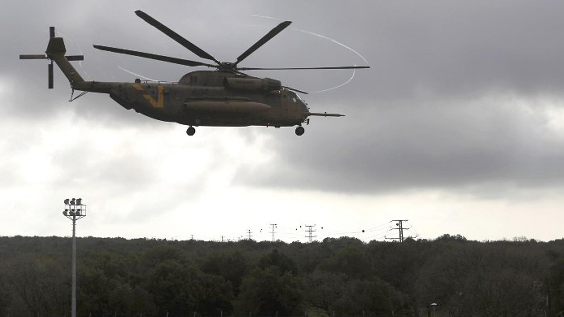 Ein israelischer Militär-Helikopter über einer israelischen Basis in den Golanhöhen.