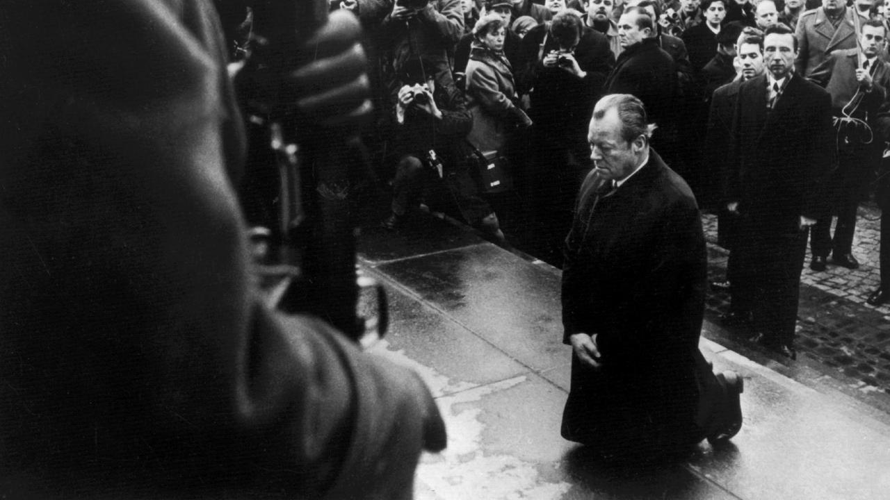 Bundeskanzler Willy Brandt kniet am 7. Dezember 1970 vor dem Mahnmal im einstigen jüdischen Ghetto in Warschau, das den Helden des Ghetto-Aufstandes vom April 1943 gewidmet ist. 