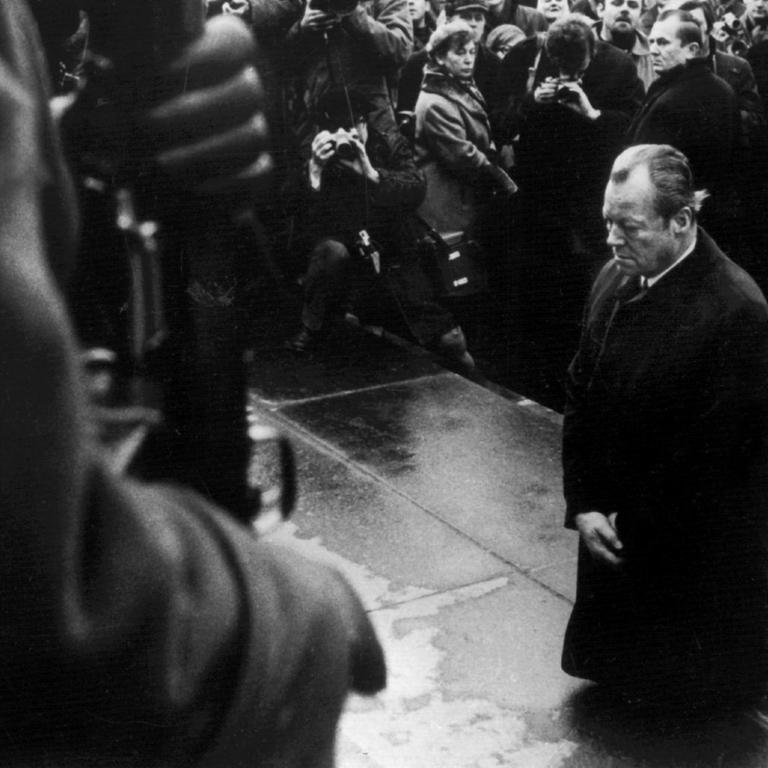 Bundeskanzler Willy Brandt kniet am 7. Dezember 1970 vor dem Mahnmal im einstigen jüdischen Ghetto in Warschau, das den Helden des Ghetto-Aufstandes vom April 1943 gewidmet ist. 