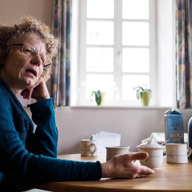 Die evangelische Pfarrerin Doris Otminghaus sitzt in ihrem Pfarrhaus im fränkischen Haßfurt, in dem sie bislang neun Flüchtlinge aufgenommen hat. 