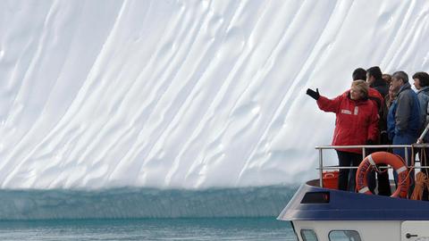 Bundeskanzlerin Angela Merkel, der dänische Premierminister Anders Fogh Rasmussen und Umweltminister Sigmar Gabriel besuchten im August 2007 den Eis-Fjord bei Ilulissat.