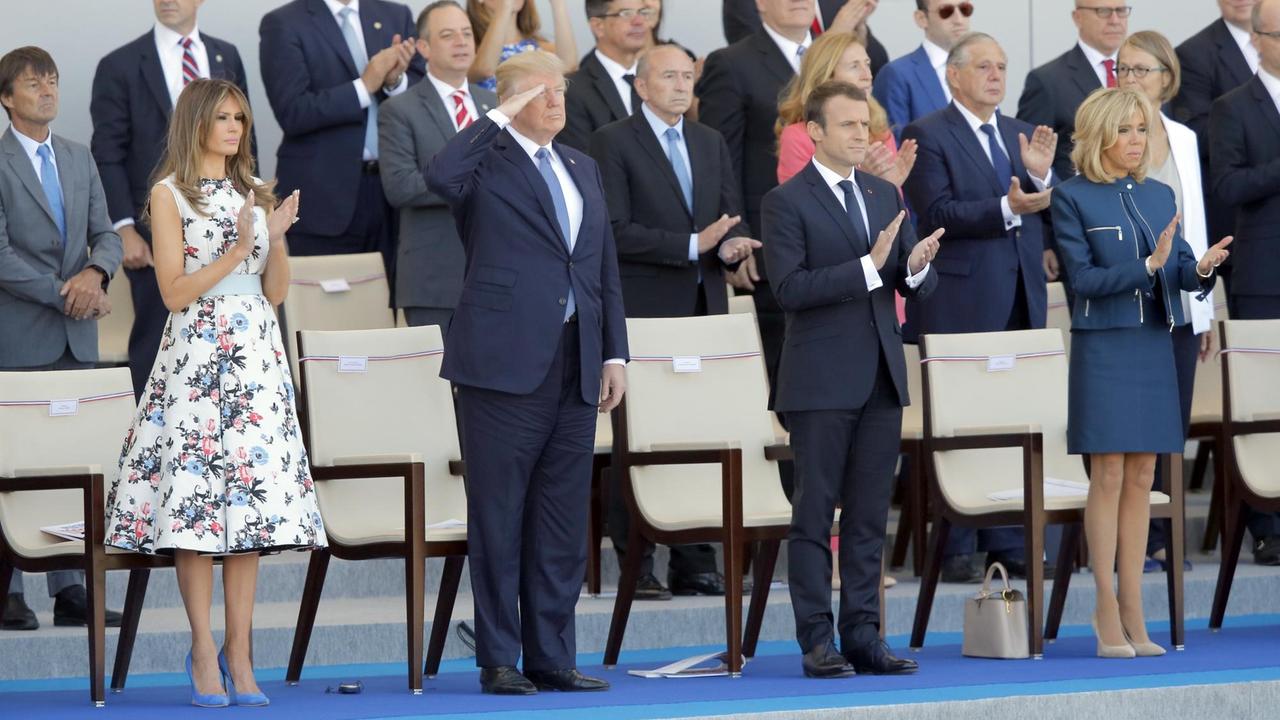 US-First Lady Melania Trump, US-Präsident Donald Trump, Frankreichs Präsident Emmanuel Macron und Brigitte Macron auf der Nationalfeier in Paris 2017