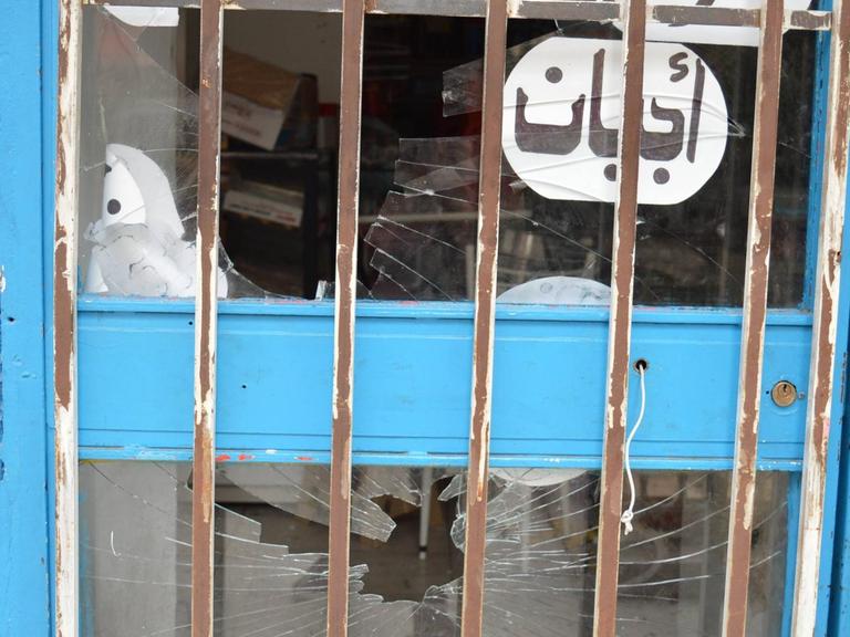 Eingeschlagene Scheibe einer Ladentür mit arabischen Schriftzügen in Ankara im Juli 2017 nach einem Konflikt zwischen türkischen Anwohnern und syrischen Flüchtlingen