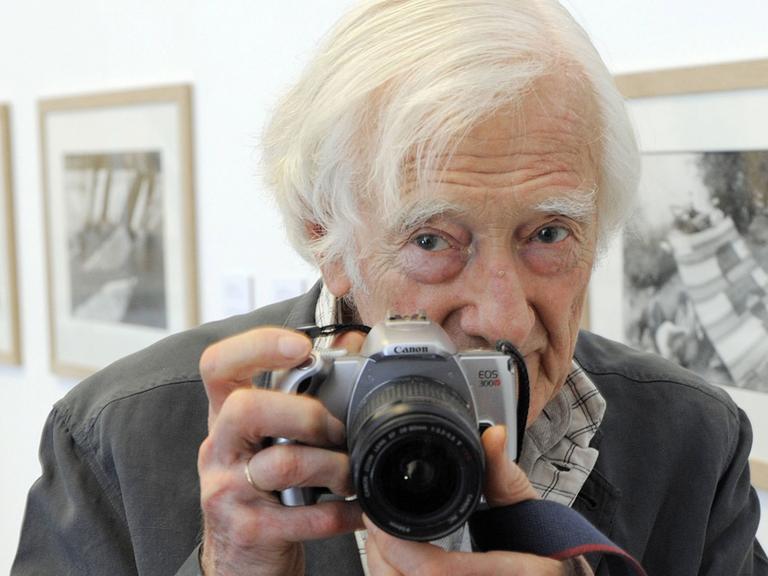 Der französische Fotograf Marc Riboud (1923 – 2016) hält in der Ausstellung "Die Europäer" mit Bildern seines Freundes und Vorbilds Henri Cartier-Bresson am 02.10.2009 in Erfurt in der Kunsthalle seine Kamera.