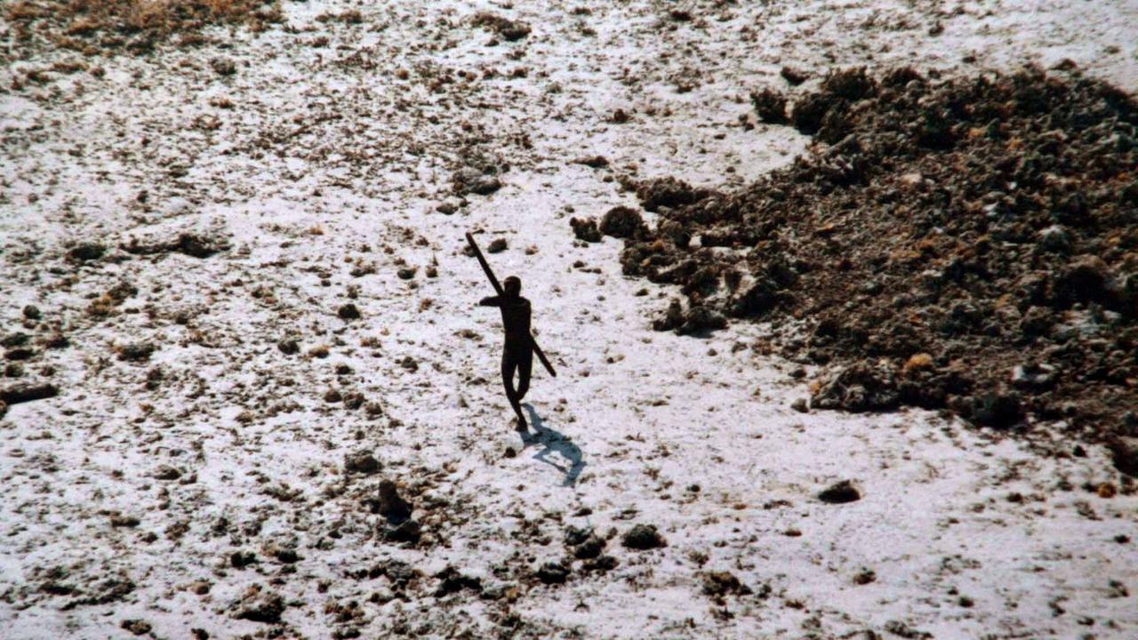 In dem Bild zielt ein männlicher Sentinelese mit Pfeil und Bogen auf einen Helikopter der indischen Küstenwache aus dem heraus das Foto aufgenommen wurde. Der Helikopter überflog die Insel am 28 Dezember 2004 um Schäden durch einen vorangegangenen Tsunami abzuschätzen. Die Sentinelesen gehören zu den wenigen verbleibenden Jägern und Sammlern die in Isolation von der Außenwelt leben. Weil das Volk den Kontakt zur Zivilisation verweigert ist wenig über ihre Lebensart bekannt. Ethnologen schätzen, dass sie seit zur ältesten Bevölkerungsschicht Asiens gehören und damit zur ersten Auswanderungswelle des Homo sapiens aus Afrika. 