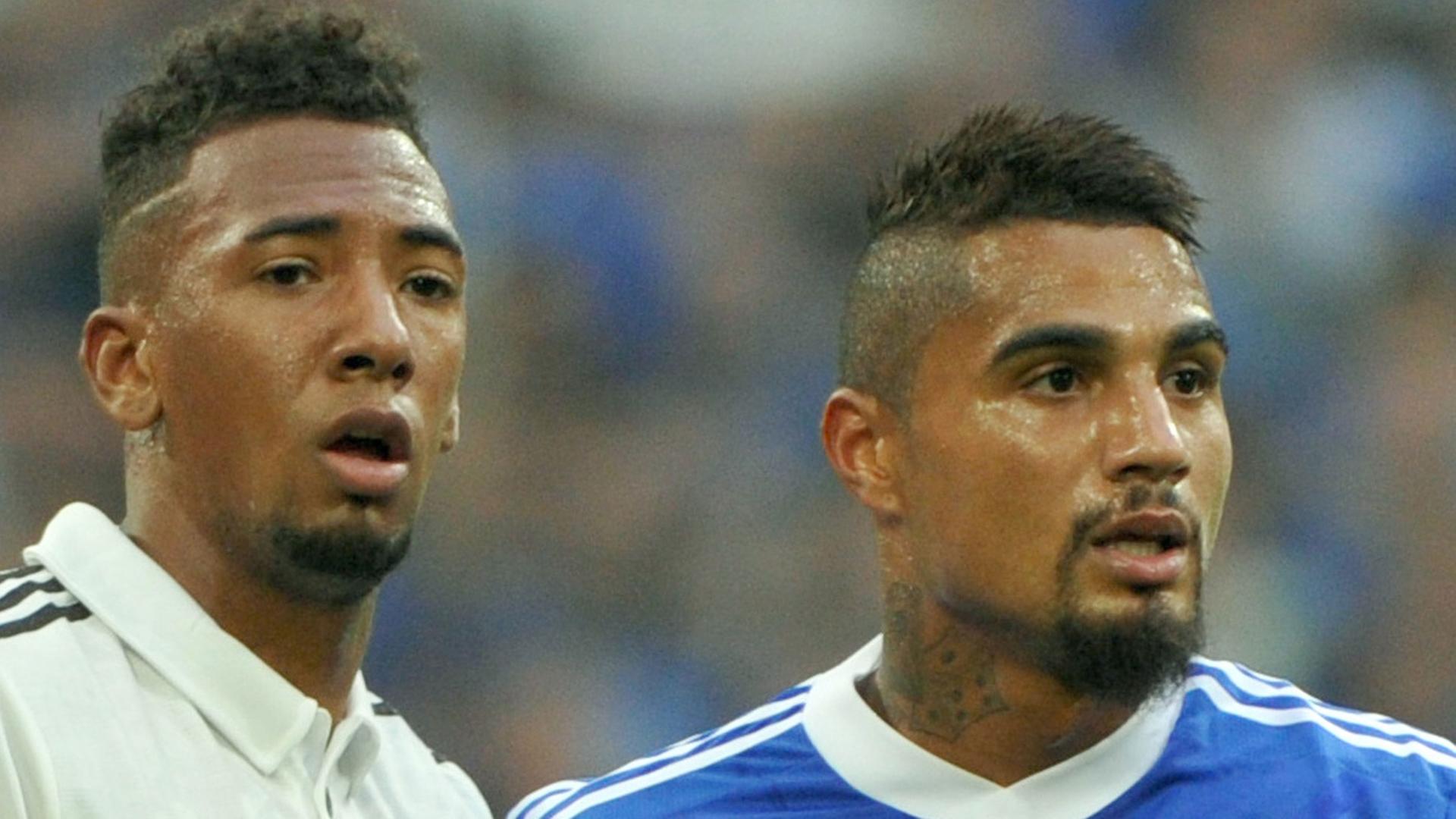 Fußball Bundesliga, 6. Spieltag, FC Schalke 04 - Bayern München am 21.09.2013 in der VeltinsArena in Gelsenkirchen (Nordrhein-Westfalen). Münchens Jerome Boateng (l) steht neben seinem Halbbruder, dem Schalker Kevin-Prince Boateng.