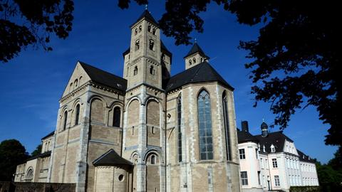 Blick auf Chor, Türme und Querhaus der Basilika des Klosters Knechtsteden, eine ehemalige Prämonstratenserabtei aus dem 12. Jahrhundert, in der Nähe von Dormagen 