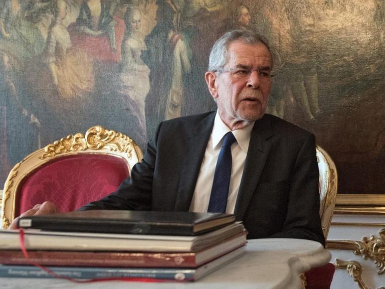 Der österreichische Bundespräsident Heinz Fischer (r.) und der künftige Bundespräsident Alexander Van der Bellen (l) sitzen das erste Mal zusammen.