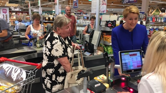 Familienministerin Franziska Giffey (SPD) besucht in Radebeul einen Einkaufsservice für Senioren