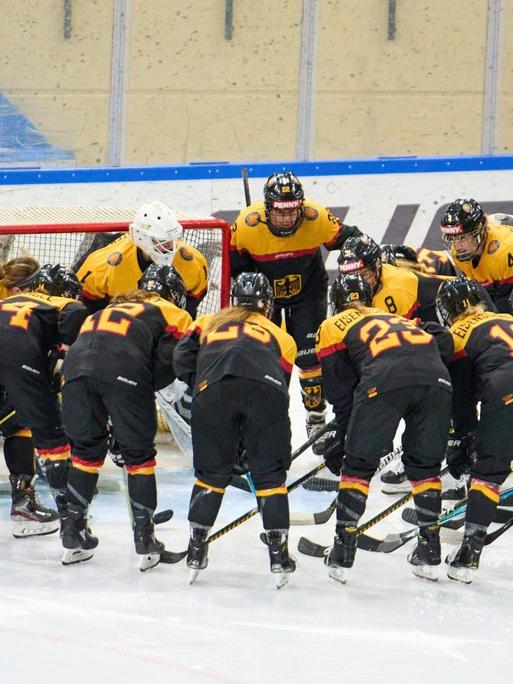 Die DEB-Eishockey-Nationalmannschaft der Frauen am 15.7.21 bei einem Freundschaftsspiel in Füssen.