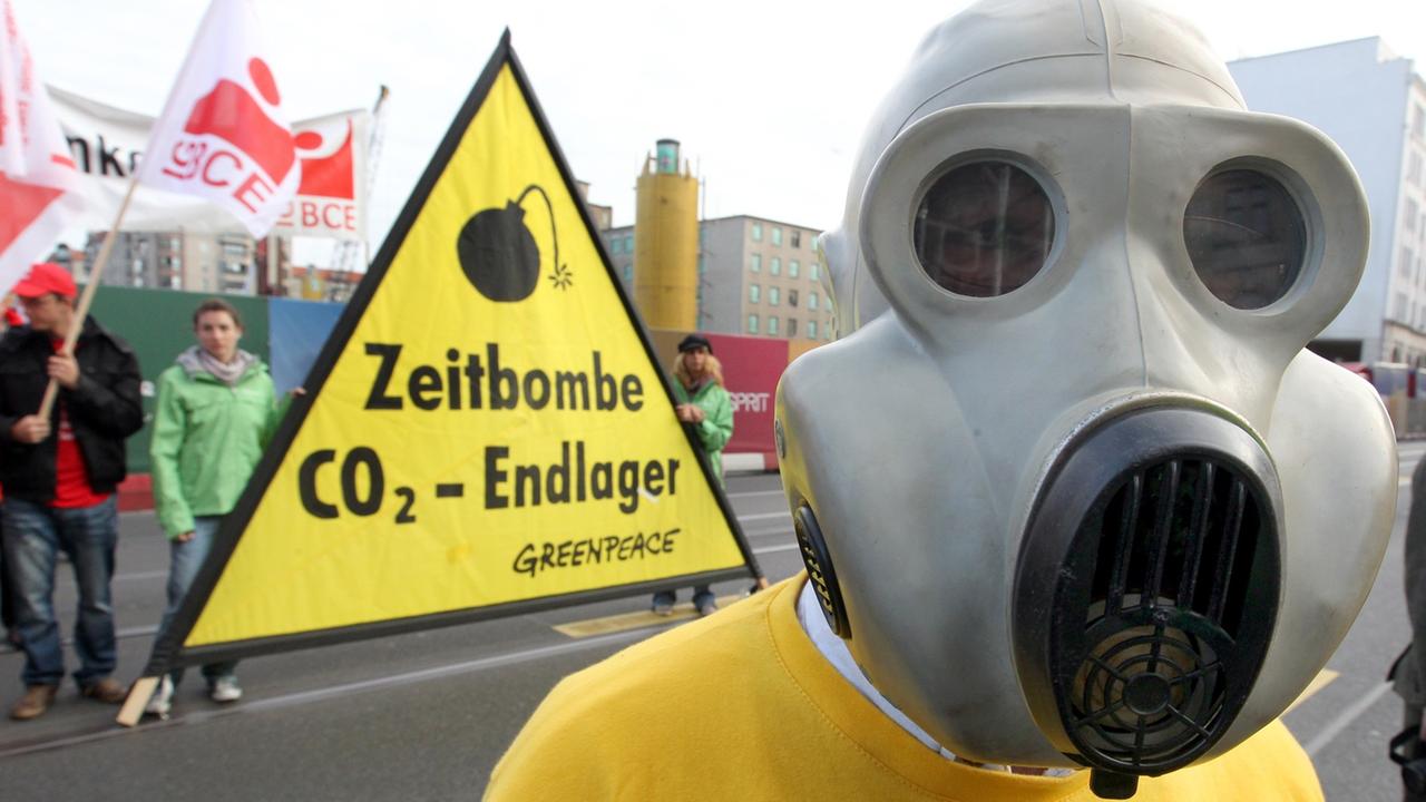 Umweltaktivisten von Greenpeace demonstrieren vor dem Bundesrat in Berlin gegen CO2-Endlager und die Kohlendioxid-Verpressung.