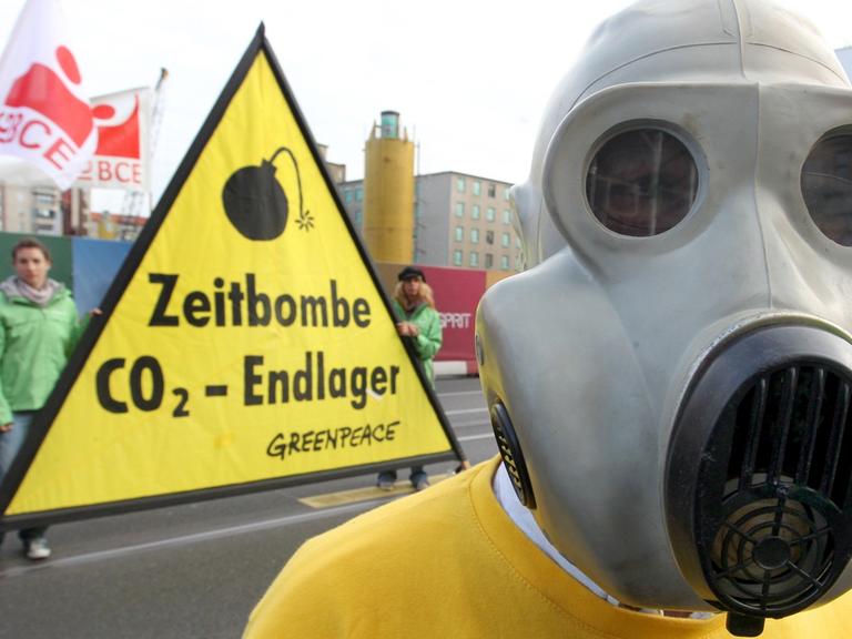 Umweltaktivisten von Greenpeace demonstrieren vor dem Bundesrat in Berlin gegen CO2-Endlager und die Kohlendioxid-Verpressung.