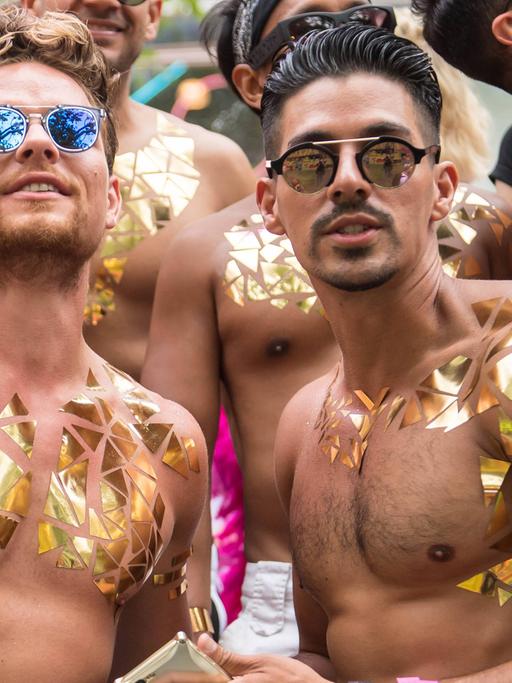 Beim Christopher Street Day (CSD) in Berlin zogen am 22.07.17 tausende Teilnehmer vom Kurfuerstendamm zum Brandenburger Tor in Berlin.