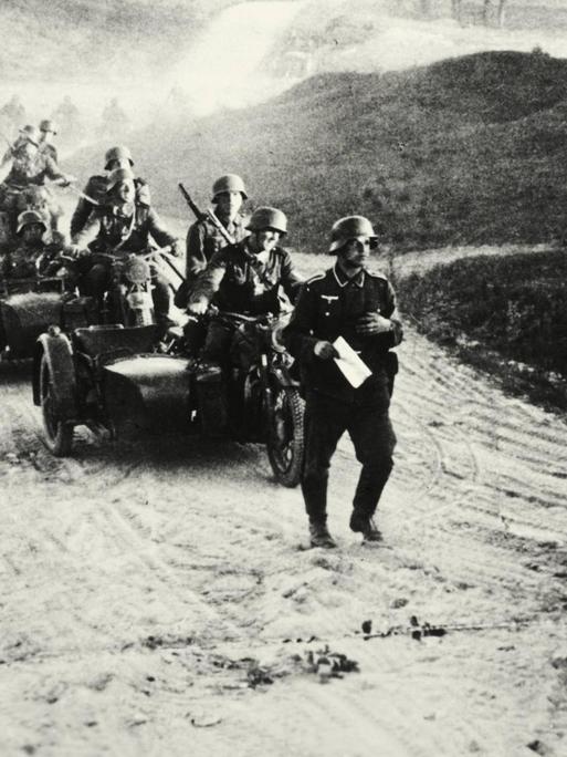2. Weltkrieg / Russlandfeldzug 1941/42: Deutscher Überraschungsangriff auf die UdSSR am 22. Juni 1941 (Unternehmen Barbarossa). Kradschützenspitze der Wehrmacht passiert die russische Grenze. Foto (Moosdorf), Juni 1941. |