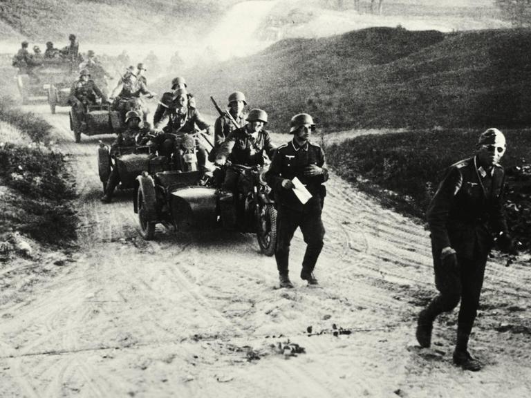 2. Weltkrieg / Russlandfeldzug 1941/42: Deutscher Überraschungsangriff auf die UdSSR am 22. Juni 1941 (Unternehmen Barbarossa). Kradschützenspitze der Wehrmacht passiert die russische Grenze. Foto (Moosdorf), Juni 1941. |