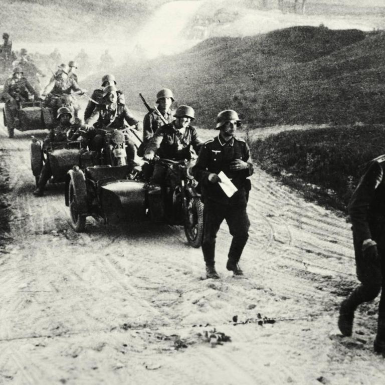 2. Weltkrieg / Russlandfeldzug 1941/42: Deutscher Überraschungsangriff auf die UdSSR am 22. Juni 1941 (Unternehmen Barbarossa). Kradschützenspitze der Wehrmacht passiert die russische Grenze. Foto (Moosdorf), Juni 1941. |