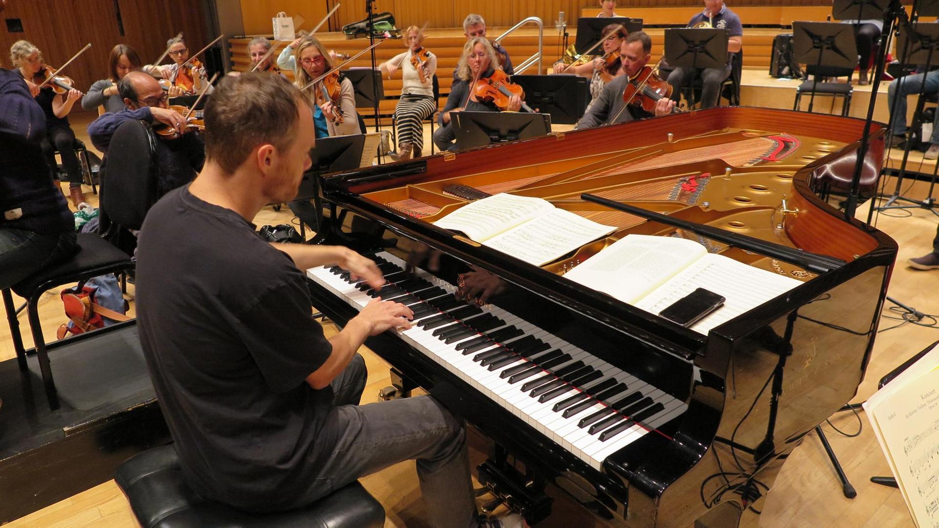 Lars Vogt sitzt am Klavier, spielt Beethovens 1. Klavierkonzert und dirigiert die Royal Northern Sinfonia