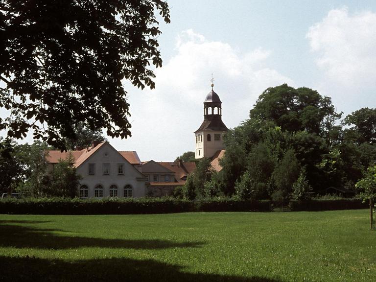 Das brandenburgische Friedersdorf mit Dorfkirche aus dem 13. Jahrhundert. Umbau ab 1702 unter Hans Georg von der Marwitz).