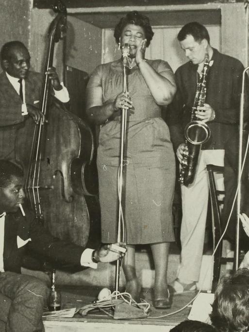 Die Jazz-Sängerin Ella Fitzgerald und der Saxophonist Hans Koller zu Gast bei Fatty George im Wiener "Tabarin", um 1960.
