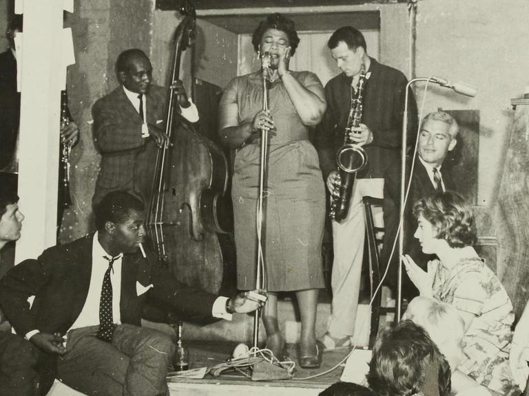 Die Jazz-Sängerin Ella Fitzgerald und der Saxophonist Hans Koller zu Gast bei Fatty George im Wiener "Tabarin", um 1960.
