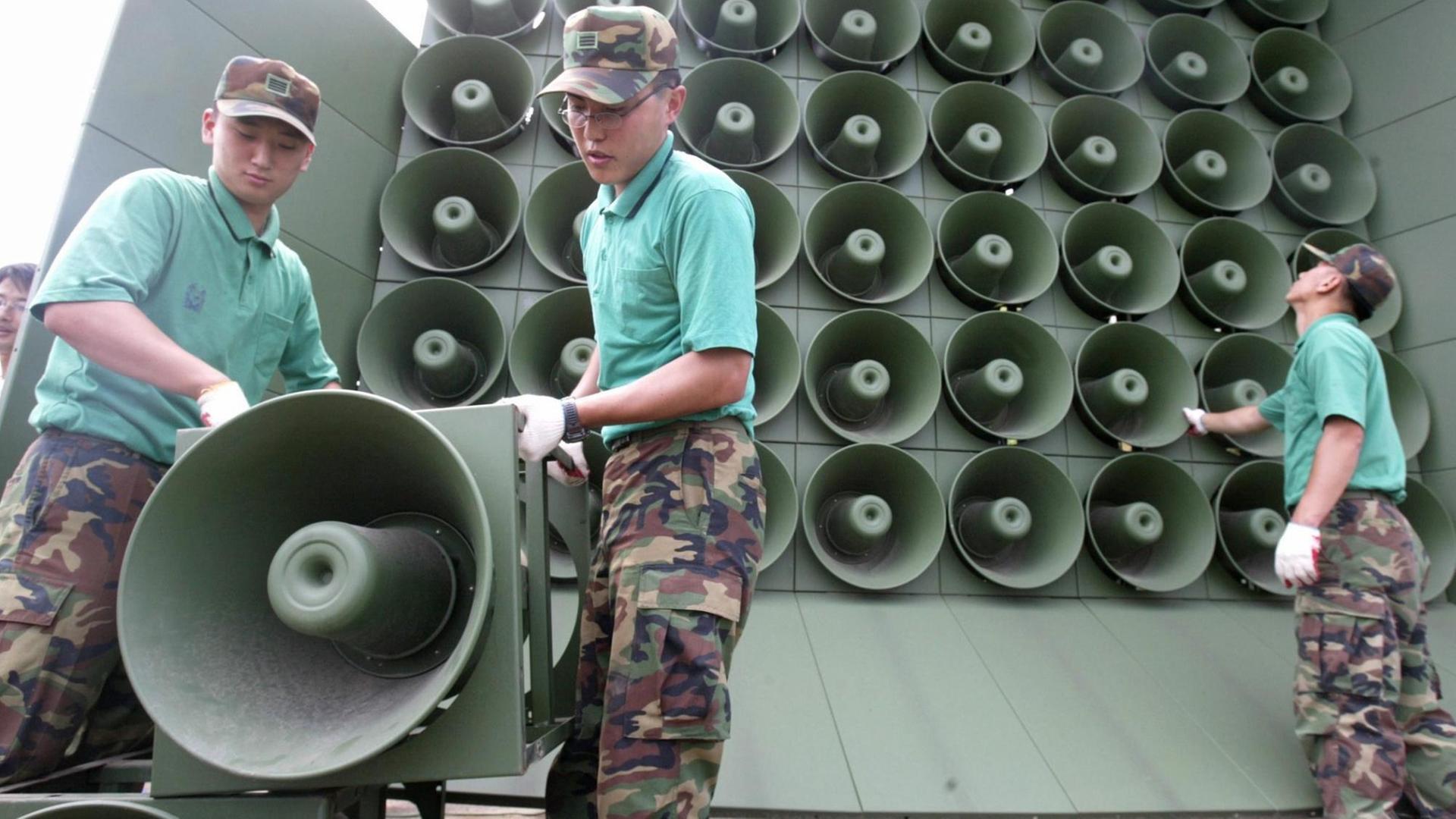 Das Bild zeigt südkoreanische Soldaten und die Propaganda-Lautsprecher an der Grenze zu Nordkorea.