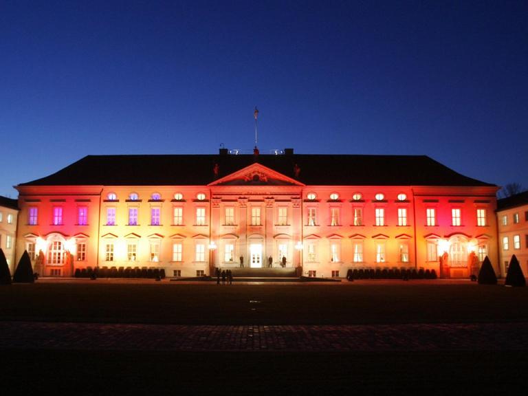 In bunten Farben erstrahlt am Mittwoch (22.03.2006) das Schloss Bellevue in Berlin w
