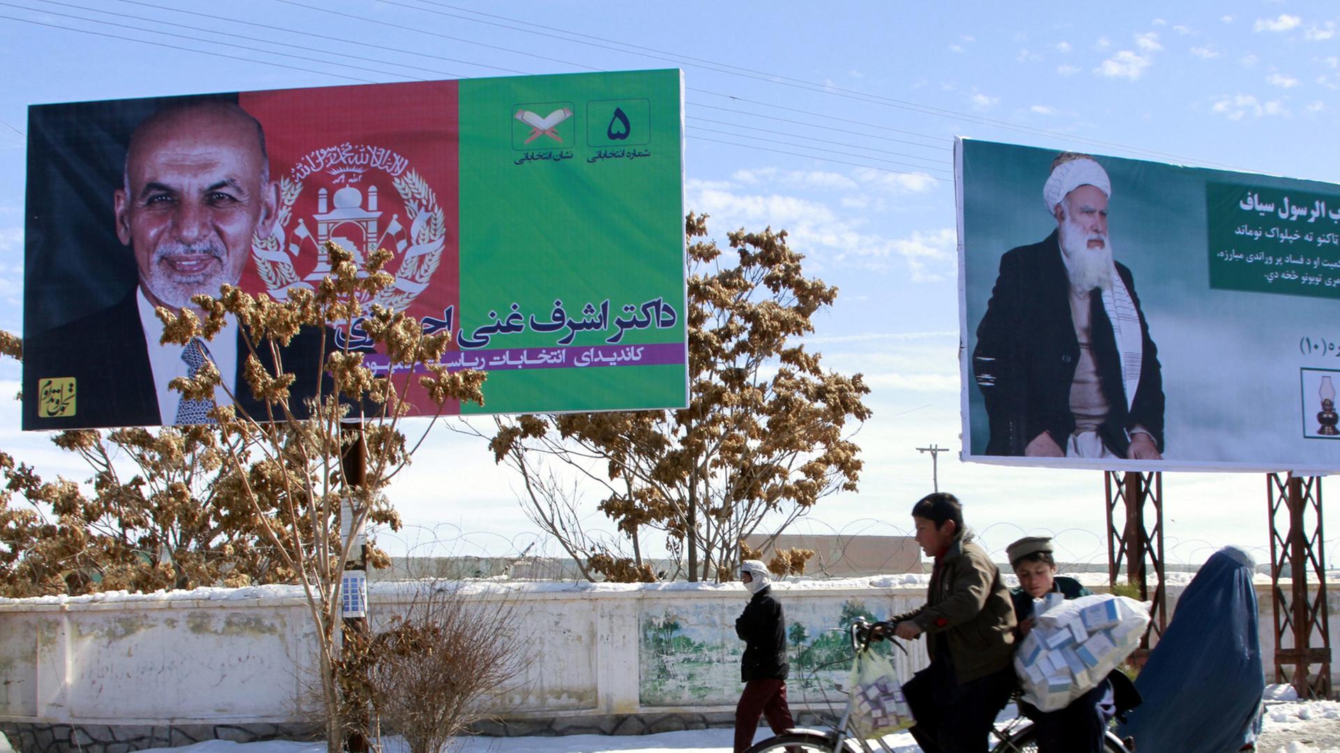 Wahlplakate in Ghazni, Afghanistan. Eines von ihnen zeigt Ashraf Ghani.